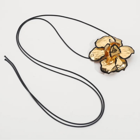 Elegant Gold Floral Choker Necklace - Picture 7 of 14